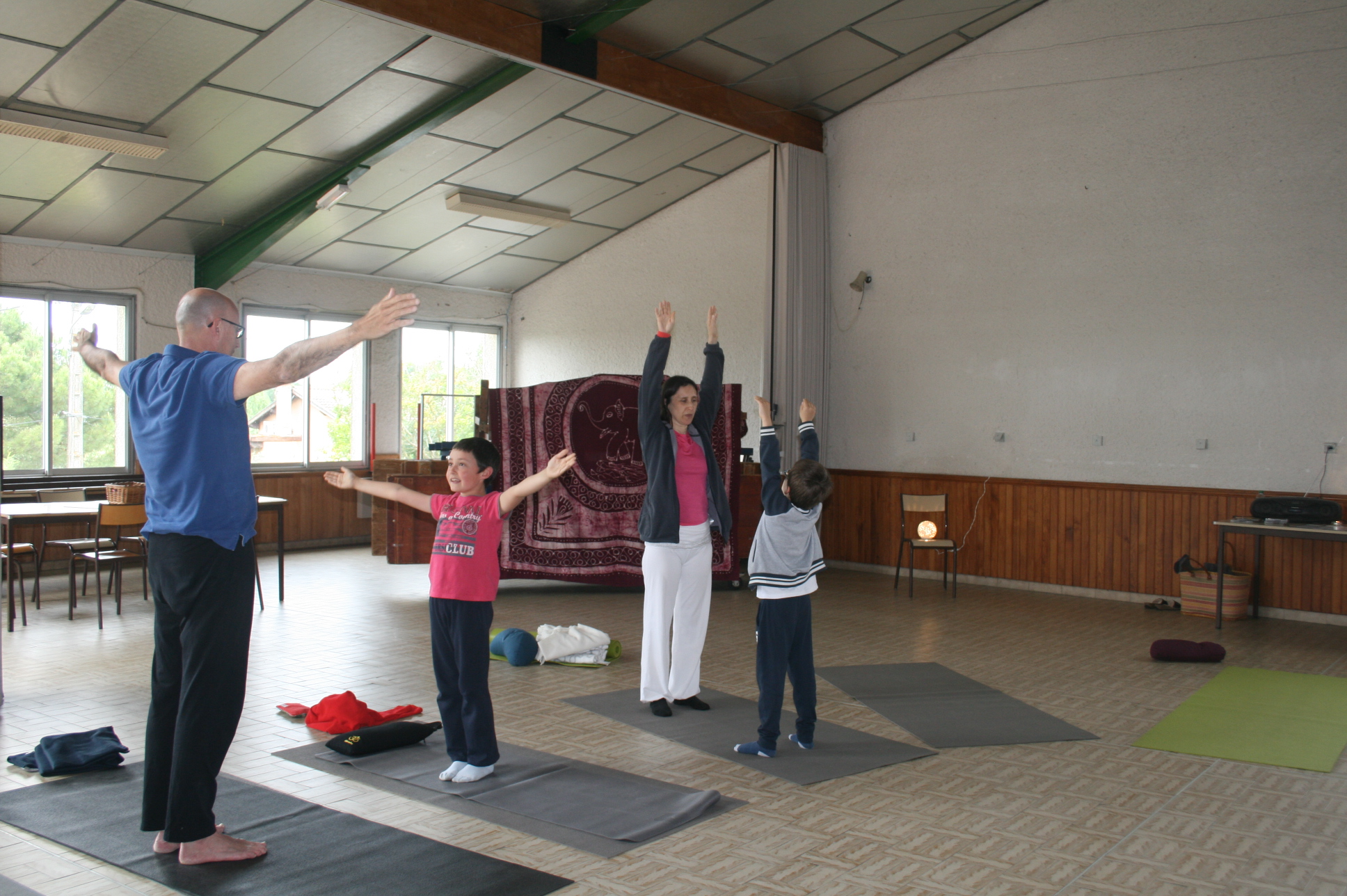 Atelier yoga parent-enfant, 30 mais 2015, association Dhyana, Toulouse.